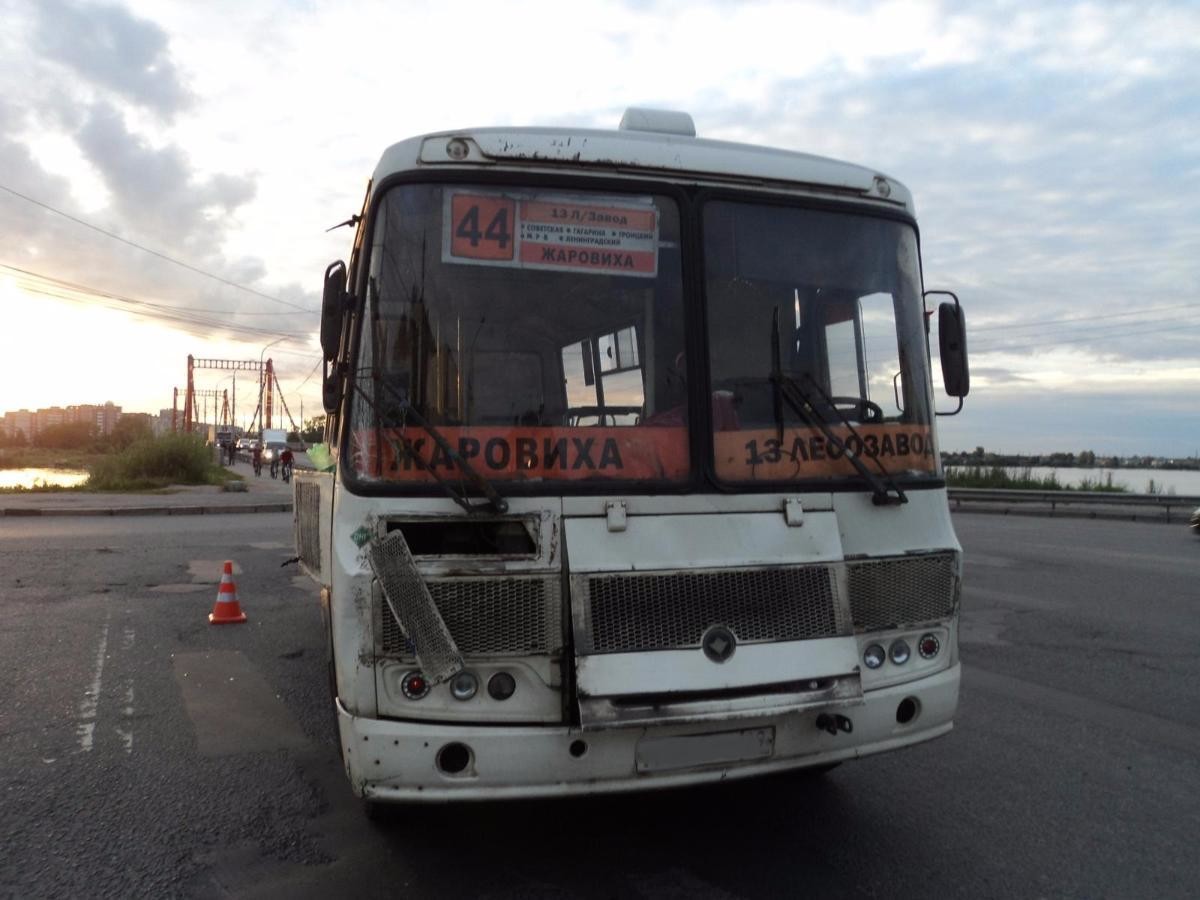В Архангельске велосипедиста госпитализировали после столкновения с ПАЗом